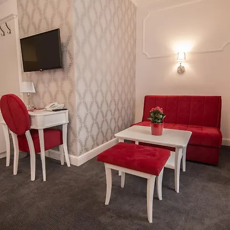 Park 4* 特雷比涅